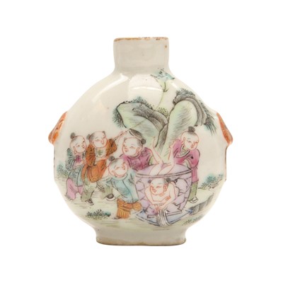 Lot 288 - A Chinese famille-rose 'figural' snuff bottle, late Qing dynasty, Tongzhi mark