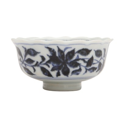 Lot 696 - A Chinese blue and white foliate bowl, 20th century