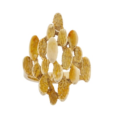 Lot 250 - An abstract ring