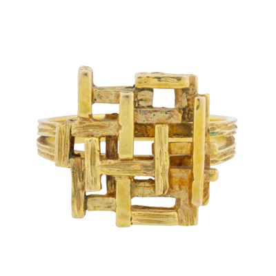 Lot 257 - An abstract ring
