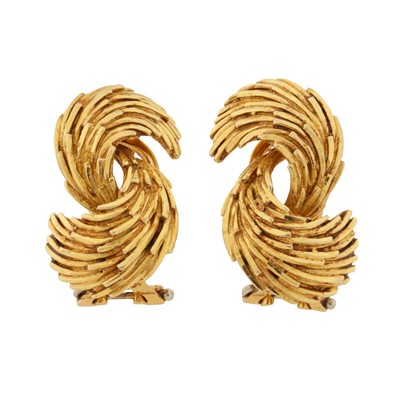 Lot 253 - A pair of gold clip earrings