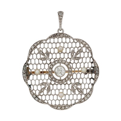 Lot 64 - A diamond pierced brooch / pendant