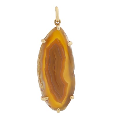 Lot 178 - A banded agate pendant