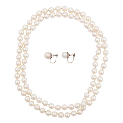 Lot 77 - A pearl necklace and pair of earrings