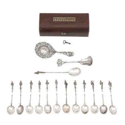 Lot 477 - A mixed group of Dutch silver flatware