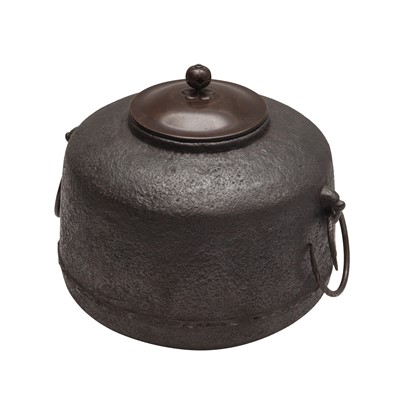Lot 4 - A Japanese cast iron tea kettle (kama chagama), 19th - 20th century
