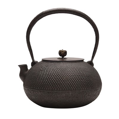 Lot 76 - A Japanese cast iron tea kettle (tetsubin), Meiji - Showa period