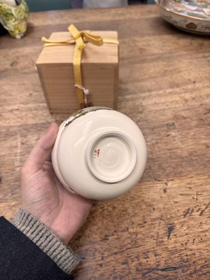 Lot 7 - A Japanese Satsuma 'chrysanthemum' tea bowl (chawan), signed Hashimoto Shozan