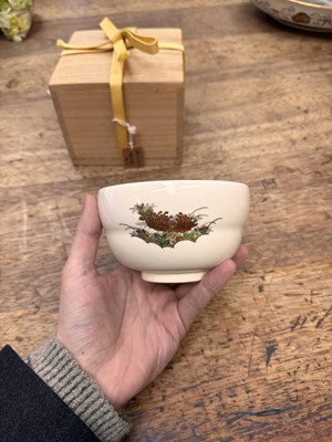 Lot 7 - A Japanese Satsuma 'chrysanthemum' tea bowl (chawan), signed Hashimoto Shozan