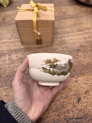 Lot 7 - A Japanese Satsuma 'chrysanthemum' tea bowl (chawan), signed Hashimoto Shozan