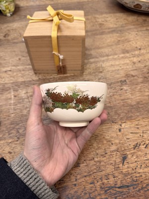Lot 7 - A Japanese Satsuma 'chrysanthemum' tea bowl (chawan), signed Hashimoto Shozan