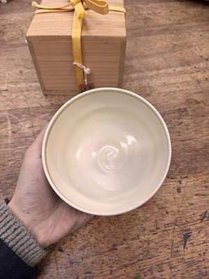 Lot 7 - A Japanese Satsuma 'chrysanthemum' tea bowl (chawan), signed Hashimoto Shozan