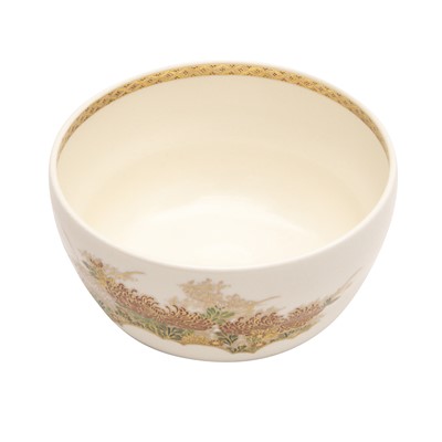 Lot 7 - A Japanese Satsuma 'chrysanthemum' tea bowl (chawan), signed Hashimoto Shozan