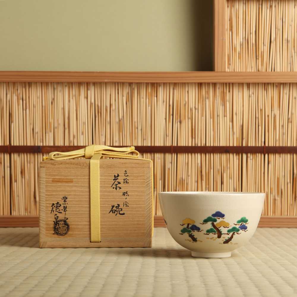 Lot 9 - A Japanese Kyo-Yaki ware tea bowl (chawan), signed Tokusen