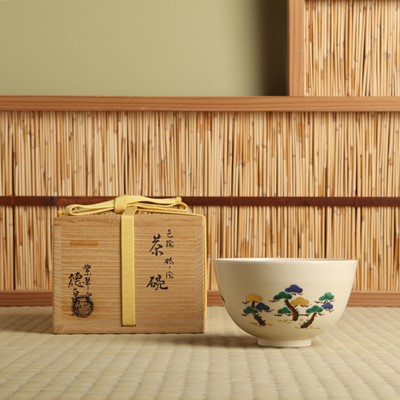 Lot 9 - A Japanese Kyo-Yaki ware tea bowl (chawan), signed Tokusen