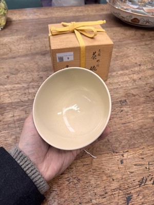 Lot 9 - A Japanese Kyo-Yaki ware tea bowl (chawan), signed Tokusen