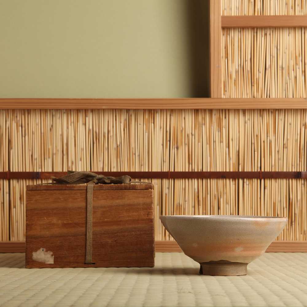 Lot 2 - A Japanese Hagi ware tea bowl (chawan), signed Hara Toyiga