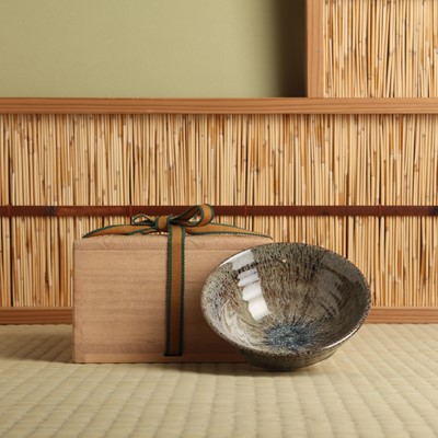 Lot 29 - A Japanese tea bowl (chawan), 20th - 21st century