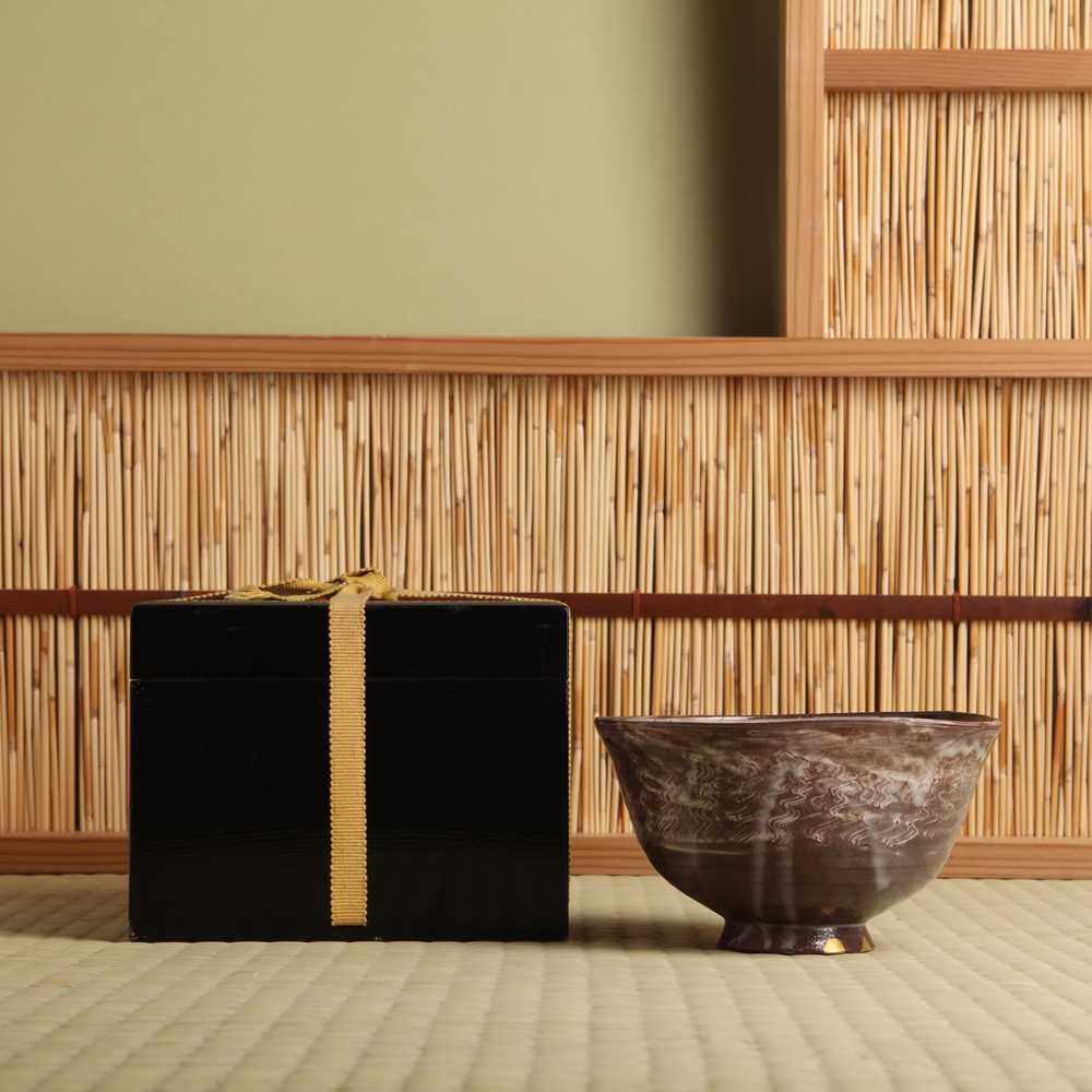 Lot 23 - A fine Japanese Utsutsugawa 'zangetsu' teabowl (chawan), Edo period, 18th century