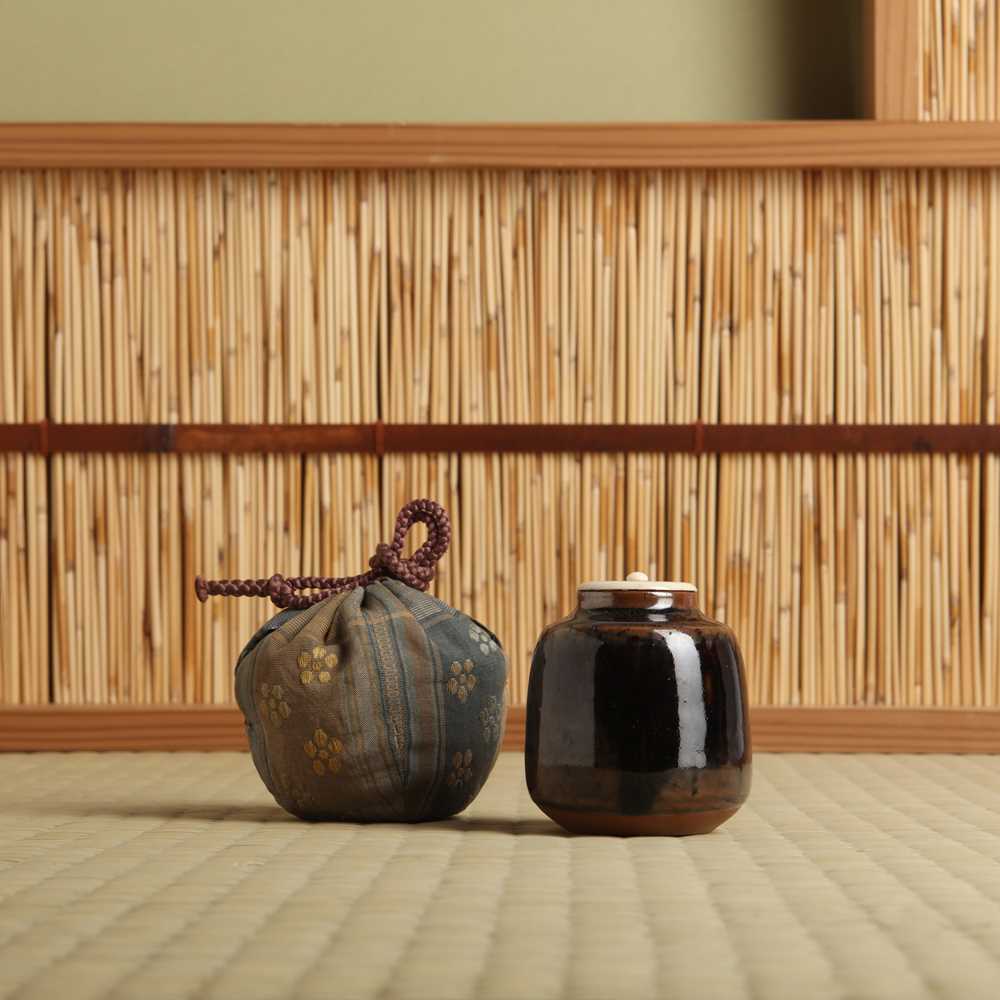Lot 27 - λ A Japanese Seto ware tea caddy (chaire), Edo-Meiji period