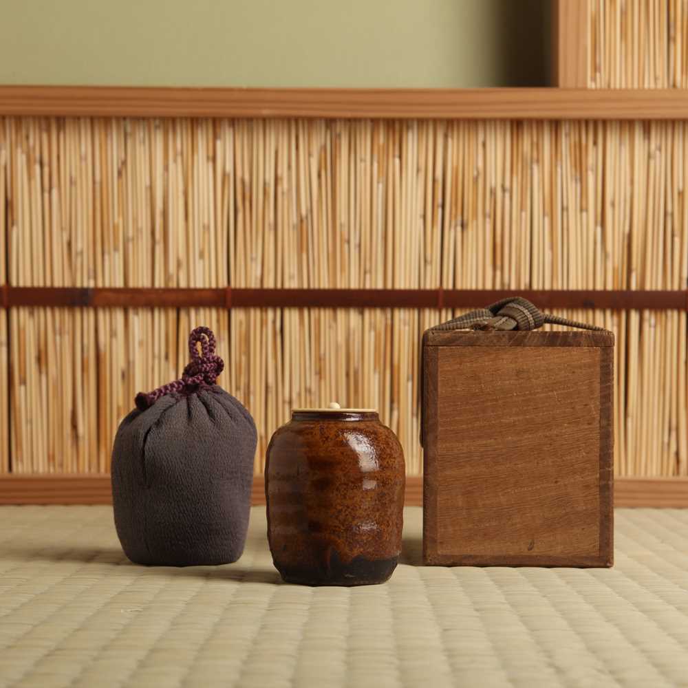 Lot 13 - λ A fine Japanese Seto ware tea caddy (chaire), Muromachi period, 16th-17th century