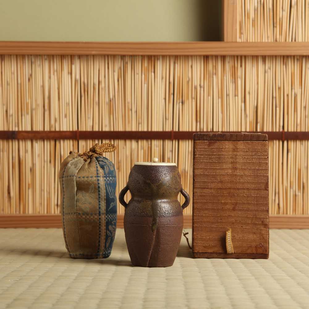 Lot 15 - λ A Japanese Kuro-Satsuma tea caddy (chaire), Edo period