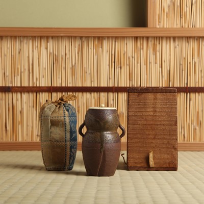 Lot 15 - λ A Japanese Kuro-Satsuma tea caddy (chaire), Edo period