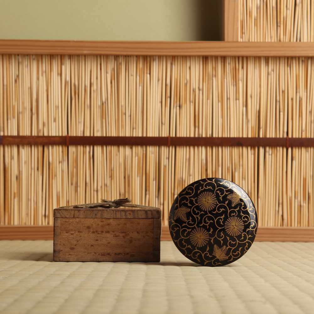 Lot 22 - A Japanese black lacquer and gold makie incense box (kogo), Meiji period