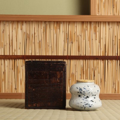 Lot A rare Japanese Ko-Imari 'fukizumi' tea caddy, chaire, Edo period, 17th century