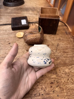 Lot 19 - λ A rare Japanese Ko-Imari 'fukizumi' tea caddy (chaire), Edo period, 17th century