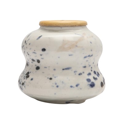 Lot 19 - λ A rare Japanese Ko-Imari 'fukizumi' tea caddy (chaire), Edo period, 17th century