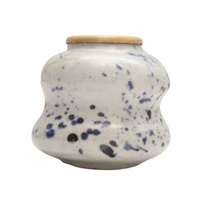 Lot 19 - λ A rare Japanese Ko-Imari 'fukizumi' tea caddy (chaire), Edo period, 17th century