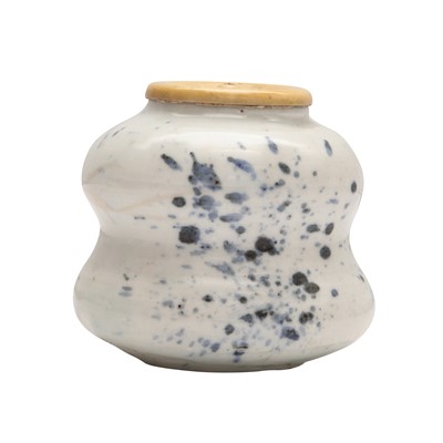 Lot 19 - λ A rare Japanese Ko-Imari 'fukizumi' tea caddy (chaire), Edo period, 17th century