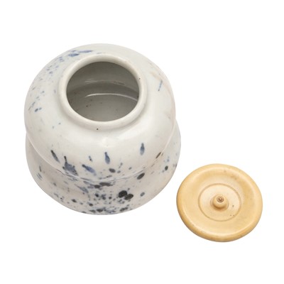 Lot 19 - λ A rare Japanese Ko-Imari 'fukizumi' tea caddy (chaire), Edo period, 17th century