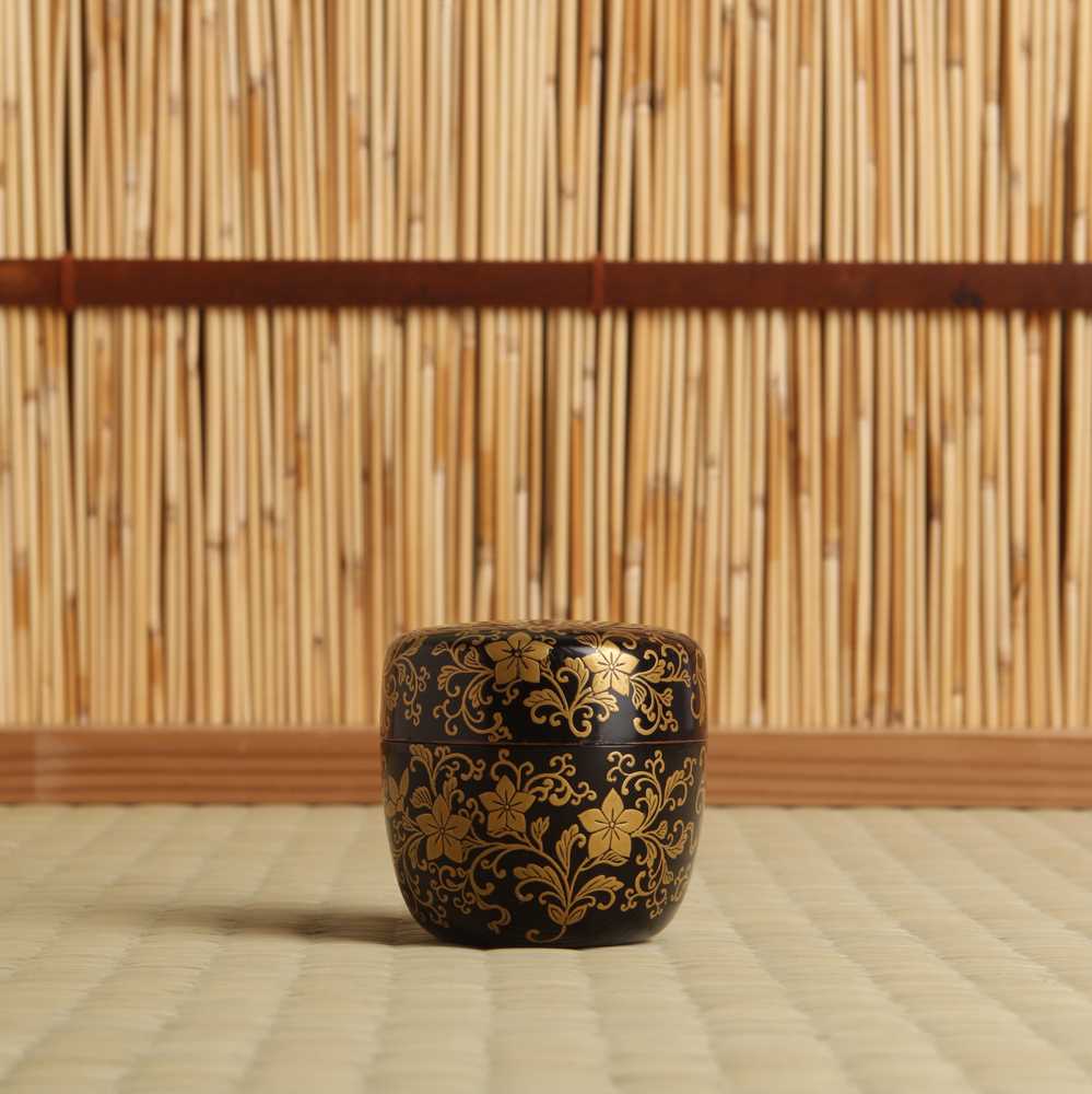 Lot 24 - A Japanese black lacquer and gold makie tea caddy (natsume), Edo period