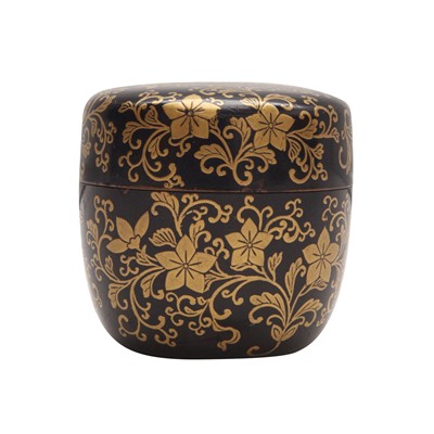 Lot 24 - A Japanese black lacquer and gold makie tea caddy (natsume), Edo period