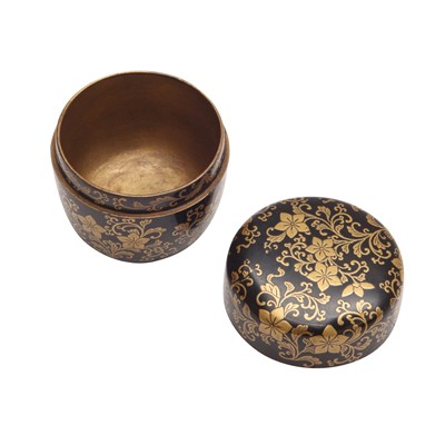 Lot 24 - A Japanese black lacquer and gold makie tea caddy (natsume), Edo period