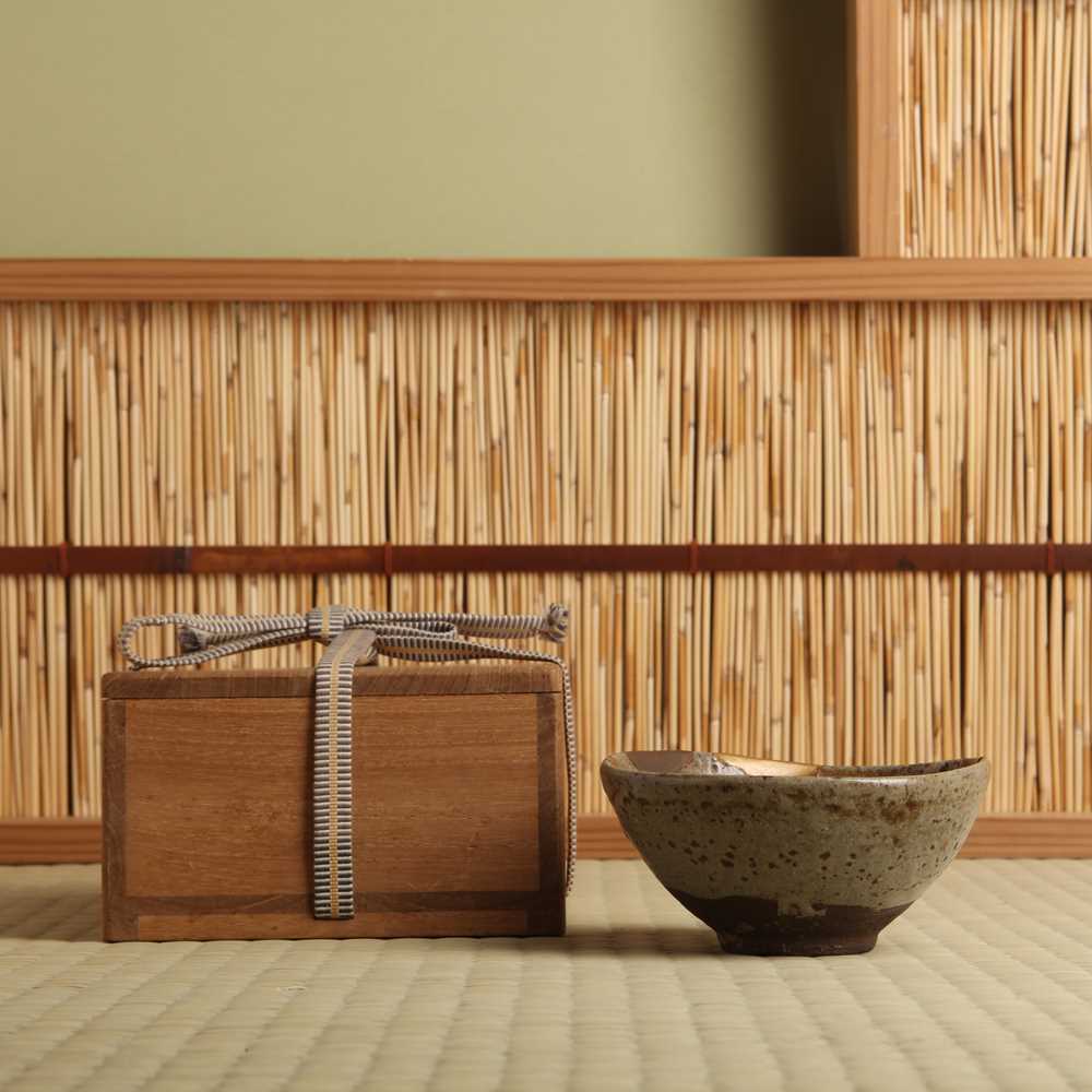 Lot 12 - A fine Japanese Ko-Karatsu tea bowl (chawan), Momoyama - Edo period, 16th - 17th century