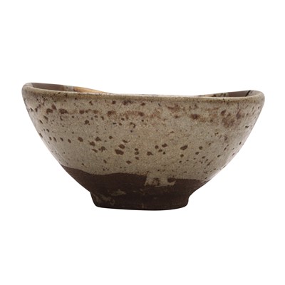 Lot 12 - A fine Japanese Ko-Karatsu tea bowl (chawan), Momoyama - Edo period, 16th - 17th century