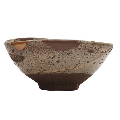 Lot 12 - A fine Japanese Ko-Karatsu tea bowl (chawan), Momoyama - Edo period, 16th - 17th century