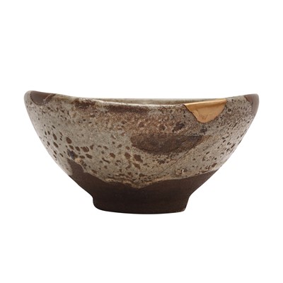 Lot 12 - A fine Japanese Ko-Karatsu tea bowl (chawan), Momoyama - Edo period, 16th - 17th century