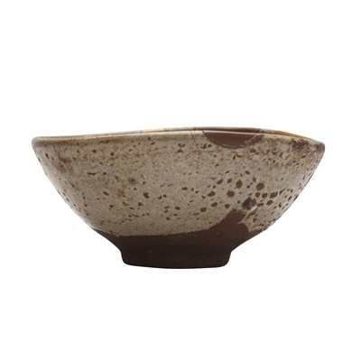 Lot 12 - A fine Japanese Ko-Karatsu tea bowl (chawan), Momoyama - Edo period, 16th - 17th century
