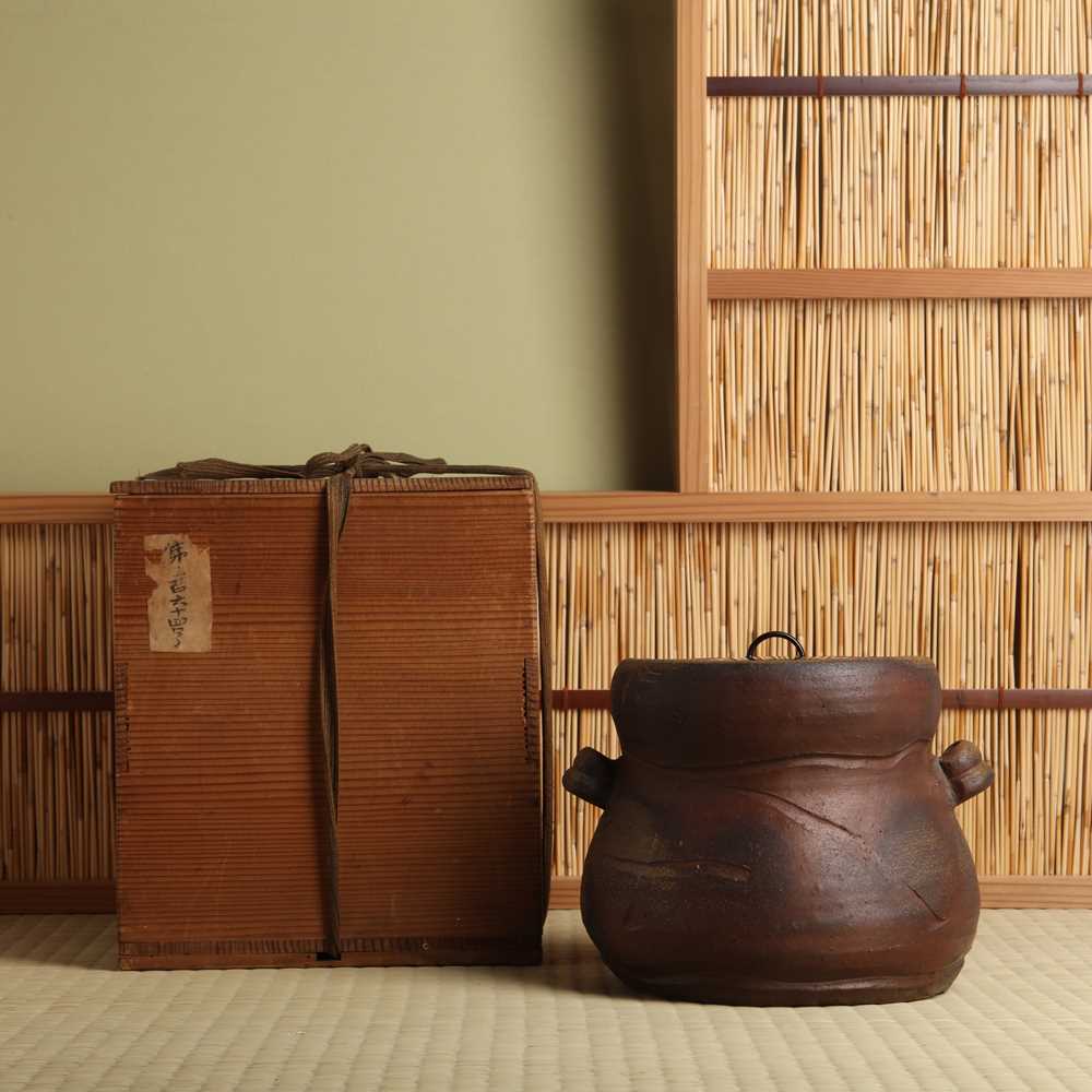 Lot 16 - A Japanese Bizen waterpot (mizusashi), Momoyama - Edo period