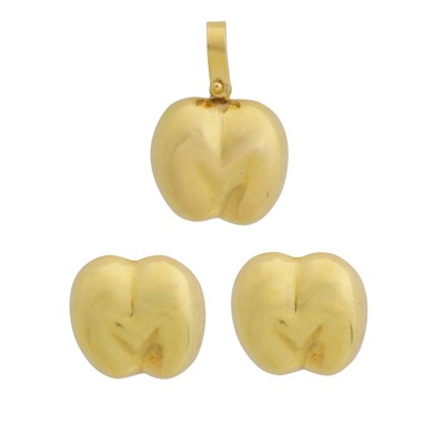 Lot 185 - A coco de mer pendant and earrings suite