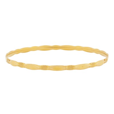 Lot 201 - A textured bangle
