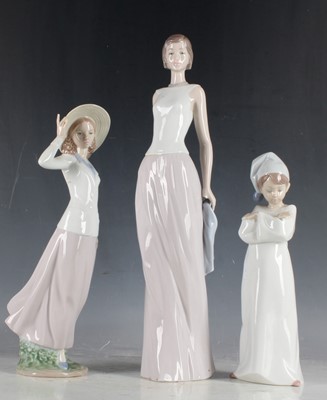 Lot 98 - A Lladro porcelain figure of 'Cocktail Party',...