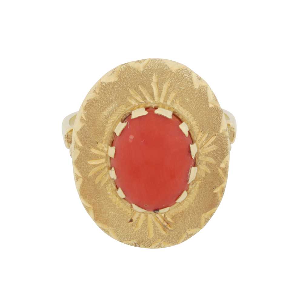 Lot 88 - A coral single stone ring