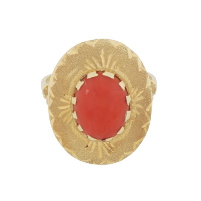 Lot 88 - A coral single stone ring