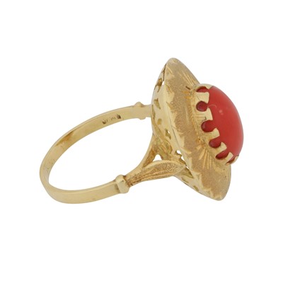 Lot 88 - A coral single stone ring