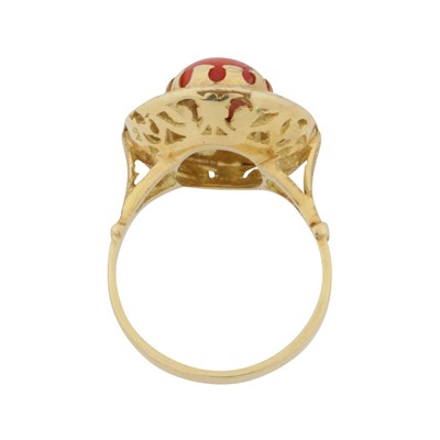 Lot 88 - A coral single stone ring